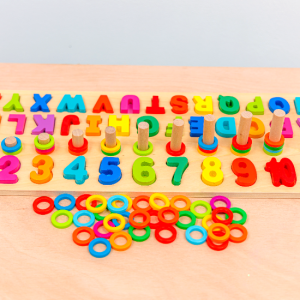 Tabla educativa Montessori, alfabetul cu litere și cifre